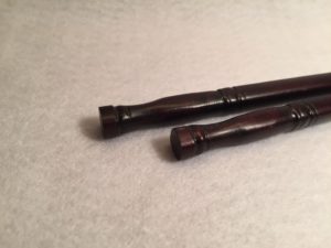 Edelstein_Massagestäbchen_Onyx_12_Ch_dunkelbraun_wellen+kerben