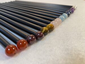 Edelstein-Massagestäbchen_Chakrenset_Deluxe Color schwarz_Kugeln