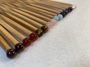 Edelstein-Massagestäbchen_Chakrenset_gedreht_Kugeln